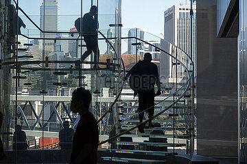 Hong Kong  China  Silhouette von Menschen auf einer Treppe