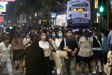Hong Kong  China  Frauen tragen auf der Strasse einen Mund-Nasen-Schutz
