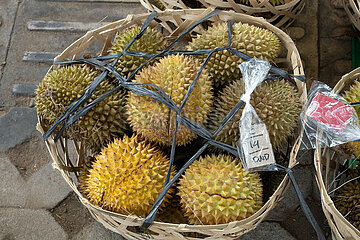 Kuta  Indonesien  Durian-Fruechte auf einem Wochenmarkt