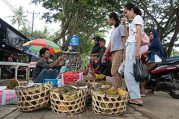 Kuta  Indonesien  Mann verkauft Durian-Fruechte auf einem Wochenmarkt
