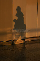 Hong Kong  China  Silhouette eines Reisenden im Hong Kong International Airport