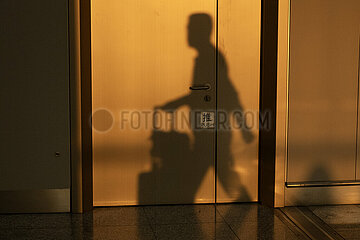 Hong Kong  China  Silhouette eines Reisenden im Hong Kong International Airport