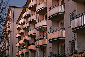 Berlin  Deutschland  Fassade eines Neubauhauses mit Balkonen