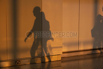 Hong Kong  China  Silhouette von Reisenden im Hong Kong International Airport