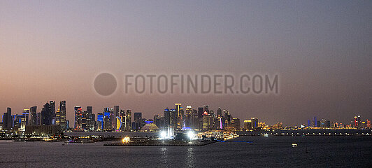 Doha  Katar  Blick auf die Skyline am Abend