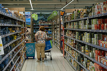 Frankreich  Veynes - Frau in Supermarkt