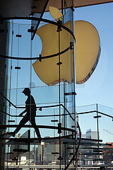 Hong Kong  China  Silhouette eines Kunden in einem Apple Store