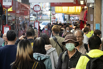Hong Kong  China  Mann traegt auf der Strasse einen Mund-Nasen-Schutz