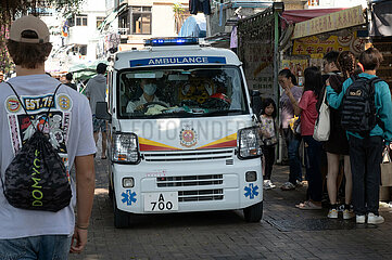 Hong Kong  China  Krankenwagen faehrt durch eine Fussgaengerzone