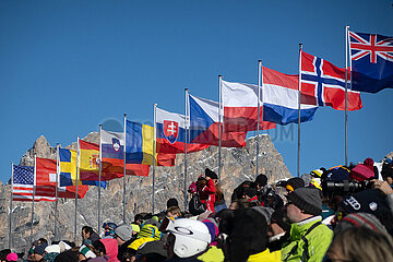 Cortina d Ampezzo  Italien  Nationalfahnen vieler Laender wehen bei einer Sportveranstaltung ueber den Koepfen der Zuschauer