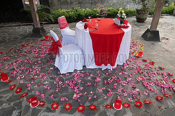 Gili Trawangan  Indonesien  Tisch ist fuer ein Candlelight Dinner am Strand gedeckt