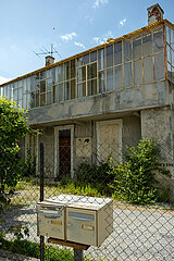 Frankreich  Veynes - Verlassenes Wohnhaus in dem Ort in den Alpen