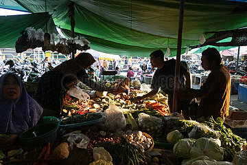 Mataram  Indonesien  Verkauf von Gemuese auf einem Wochenmarkt