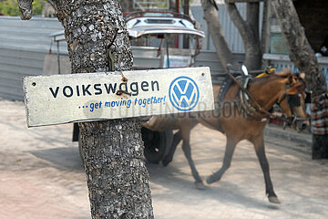 Gili Trawangan  Indonesien  Pferde-Taxi hinter einem Schild - Volkswagen get moving together