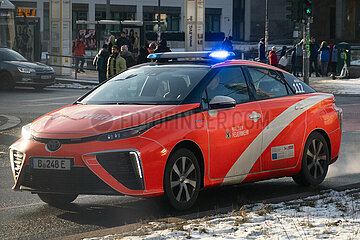 Berlin  Deutschland  ELW Erkunder der Berliner Feuerwehr auf Einsatzfahrt