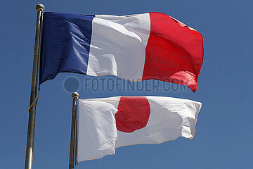Doha  Katar  Nationalfahnen von Frankreich und Japan