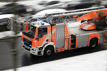 Berlin  Deutschland  Dynamik: Leiterwagen der Berliner Feuerwehr auf Einsatzfahrt