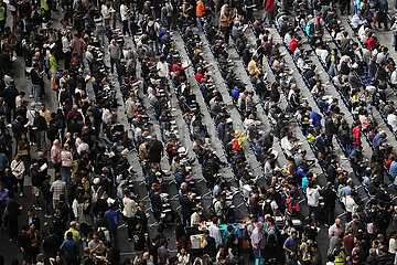 Hong Kong  China  Vogelperspektive: Menschen sitzen bei einer Veranstaltung auf Stuehlen nebeneinander