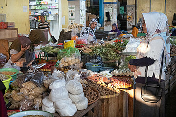 Mataram  Indonesien  Verkauf von Gewuerzen und Gemuese auf einem Wochenmarkt