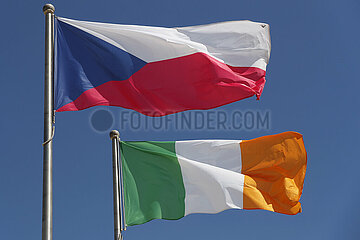 Doha  Katar  Nationalfahnen der Republik Irland und der Tschechischen Republik