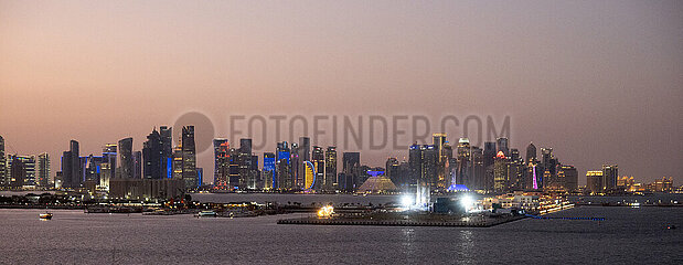 Doha  Katar  Blick auf die Skyline am Abend