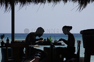 Gili Trawangan  Indonesien  Silhouette: Paar isst in einem Restaurant am Strand zu Mittag