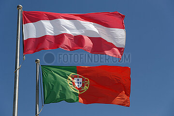 Doha  Katar  Nationalfahnen von Portugal und der Republik Oesterreich