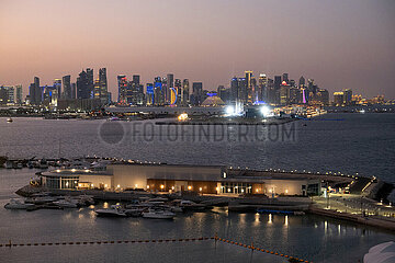 Doha  Katar  Blick auf die Skyline am Abend