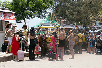 Gili Trawangan  Indonesien  Touristen stehen an einem Pferde-Taxistand an