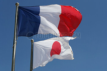 Doha  Katar  Nationalfahnen von Frankreich und Japan