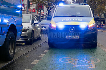 Berlin  Deutschland  Polizeiauto im Einsatz
