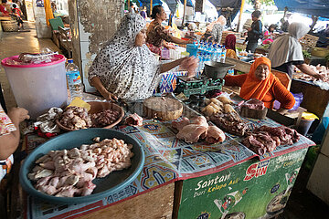 Mataram  Indonesien  Frau bietet Gefluegel auf einem Wochenmarkt an