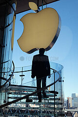 Hong Kong  China  Silhouette eines Kunden in einem Apple Store