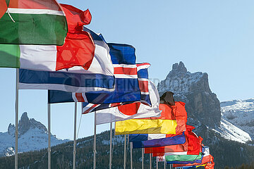 Cortina d Ampezzo  Italien  Nationalfahnen vieler Laender wehen bei einer Sportveranstaltung