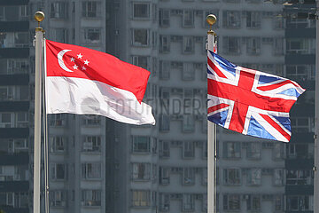 Hong Kong  China  Nationalfahnen von Singapur und Grossbritannien
