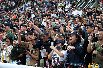Hong Kong  China  Menschen jubeln beim Pferderennen auf der Galopprennbahn Sha Tin