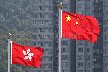 Hong Kong  China  Nationalfahne der Volksrepublik China (rechts) und Laenderfahne von Hongkong