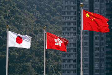 Hong Kong  China  Nationalfahnen von Japan (links) der Volksrepublik China (rechts) und Laenderfahne von Hongkong
