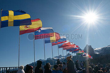 Cortina d Ampezzo  Italien  Nationalfahnen vieler Laender wehen bei einer Sportveranstaltung ueber den Koepfen der Zuschauer