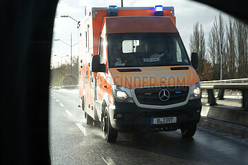 Berlin  Deutschland  Rettungswagen der Berliner Feuerwehr auf Einsatzfahrt