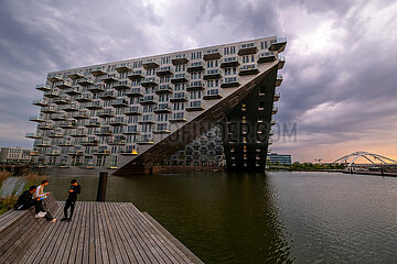 Niederlande  Amsterdam - Wohnprojekt Sluishuis (Schleusenhaus) auf kuenstlicher Insel bezahlbarer Wohnraum in IJburg  im Zuge des Wohnungsbauprogramm VINEX neu entstandener Stadtteil im Osten der Stadt dem Meer abgetrotzt