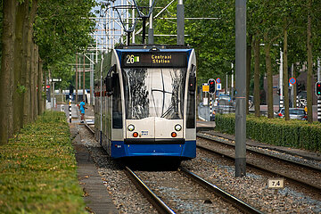 Niederlande  Amsterdam - Strassenbahn der GVB in IJburg  im Zuge des Wohnungsbauprogramm VINEX neu entstandener Stadtteil im Osten der Stadt dem Meer abgetrotzt