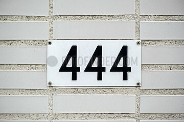 Niederlande  Amsterdam - Hausnummer 444 einer Wohnanlage in IJburg  neu entstandener Stadtteil im Osten der Stadt dem Meer abgetrotzt