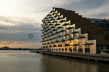 Niederlande  Amsterdam - Wohnprojekt Sluishuis (Schleusenhaus) auf kuenstlicher Insel bezahlbarer Wohnraum in IJburg  im Zuge des Wohnungsbauprogramm VINEX neu entstandener Stadtteil im Osten der Stadt dem Meer abgetrotzt