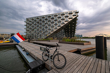 Niederlande  Amsterdam - Wohnprojekt Sluishuis (Schleusenhaus) auf kuenstlicher Insel bezahlbarer Wohnraum in IJburg  im Zuge des Wohnungsbauprogramm VINEX neu entstandener Stadtteil im Osten der Stadt dem Meer abgetrotzt