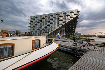 Niederlande  Amsterdam - Wohnprojekt Sluishuis (Schleusenhaus) auf kuenstlicher Insel bezahlbarer Wohnraum in IJburg  im Zuge des Wohnungsbauprogramm VINEX neu entstandener Stadtteil im Osten der Stadt dem Meer abgetrotzt