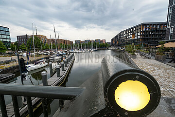Niederlande  Amsterdam - Yachthafen in IJburg  im Zuge des Wohnungsbauprogramm VINEX neu entstandener Stadtteil im Osten der Stadt dem Meer abgetrotzt-vorne Teil einer Schleuse