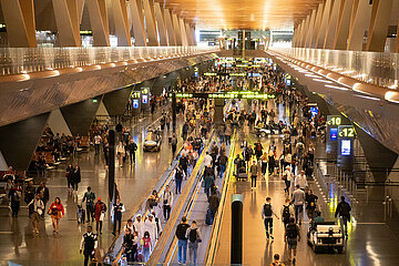 Doha  Katar  Menschen im Terminal des Hamad International Airport