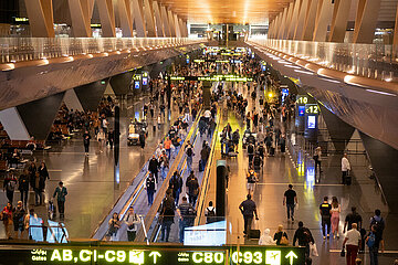 Doha  Katar  Menschen im Terminal des Hamad International Airport