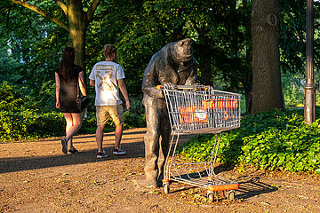 Deutschland  Bremen - Bronzeskulptur MANN MIT EINKAUFSWAGEN eines unbekannten Kuenstlers in den Wallanlagen (Innenstadt) stellt einen Obdachlosen dar